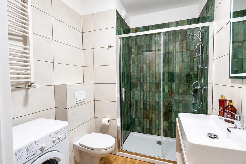 Shower, Toilet, Bathroom, towels, dryer