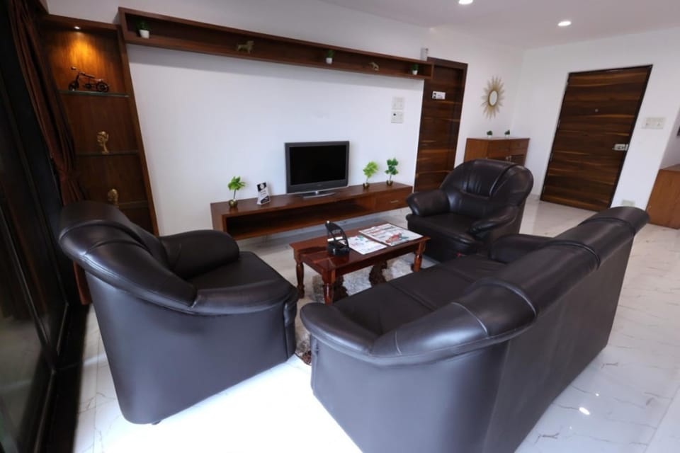 TV and multimedia, Living room, Seating area, Evening entertainment