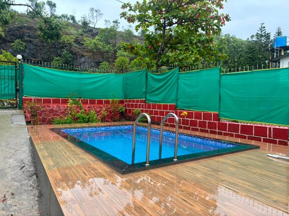 Kitchen or kitchenette, Swimming pool