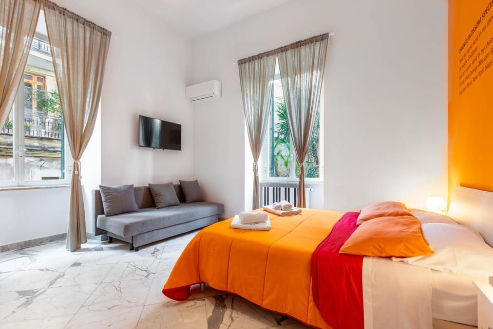 Bed, TV and multimedia, Photo of the whole room, Bedroom