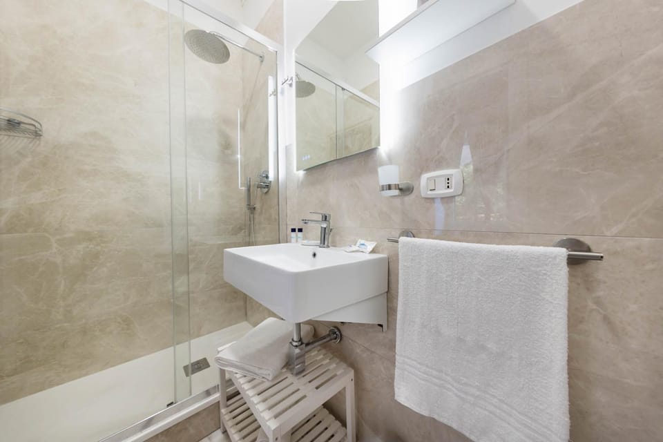 Shower, Bathroom, towels