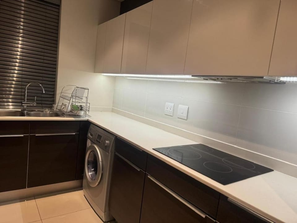 2BR Apartment, Walk to Mall & Lake Apartment in Cape Town