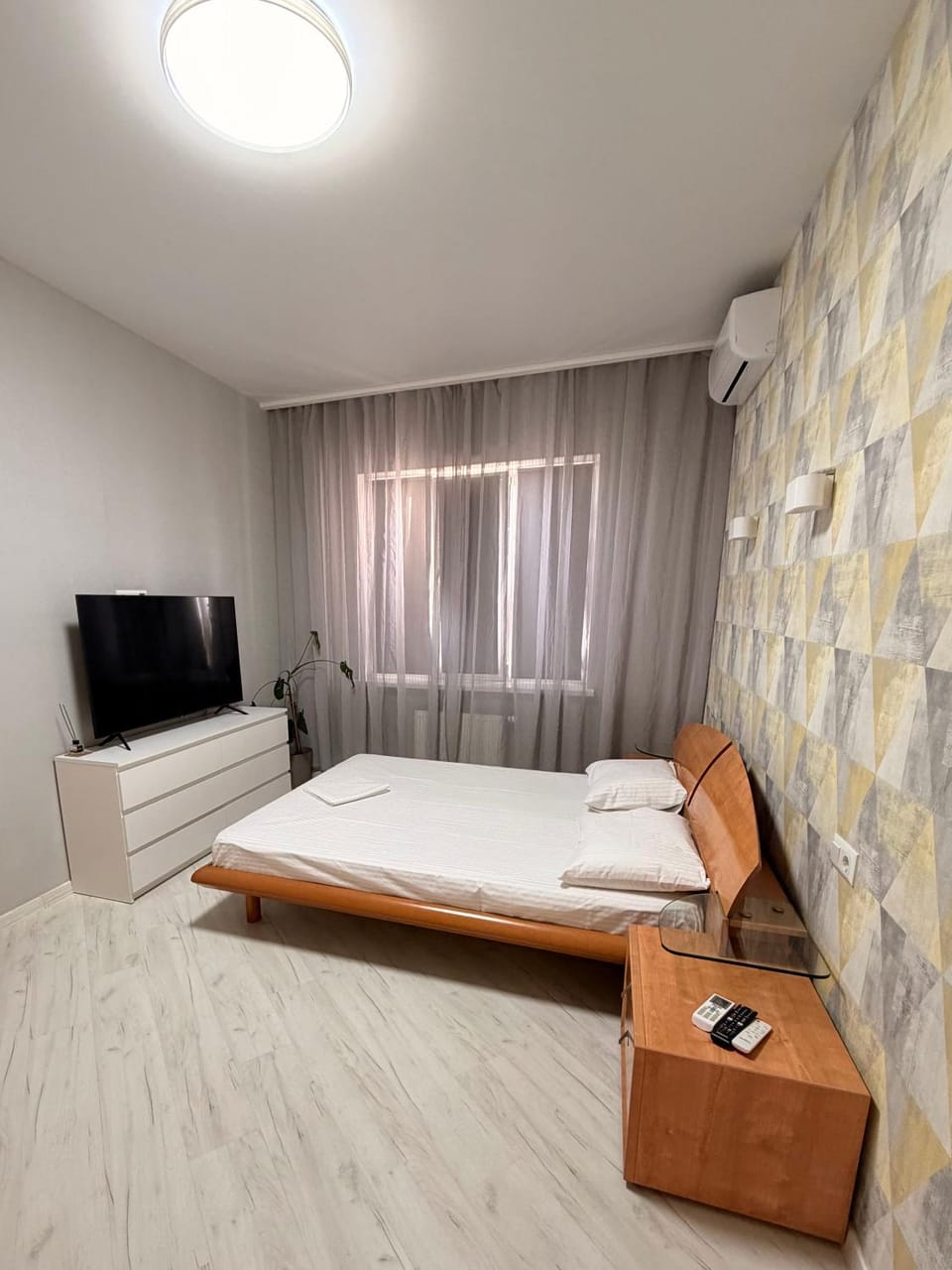 Bed, TV and multimedia, Photo of the whole room, Bedroom