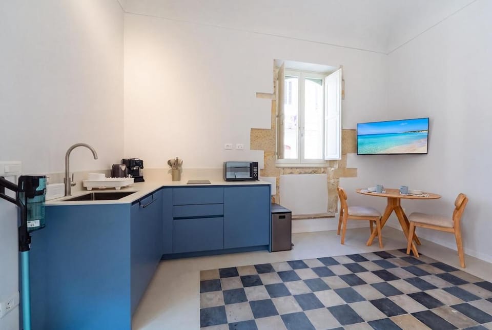 TV and multimedia, Coffee/tea facilities, Kitchen or kitchenette, Dining area