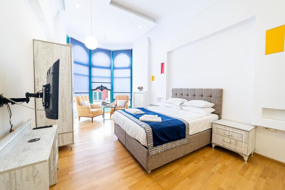 Bed, TV and multimedia, Living room, Photo of the whole room, Seating area, Bedroom, towels