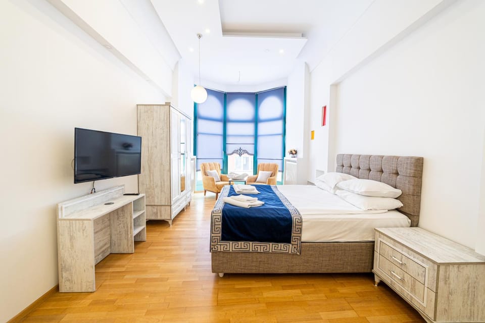 Communal lounge/ TV room, Bed, TV and multimedia, Photo of the whole room, Seating area, Bedroom, towels