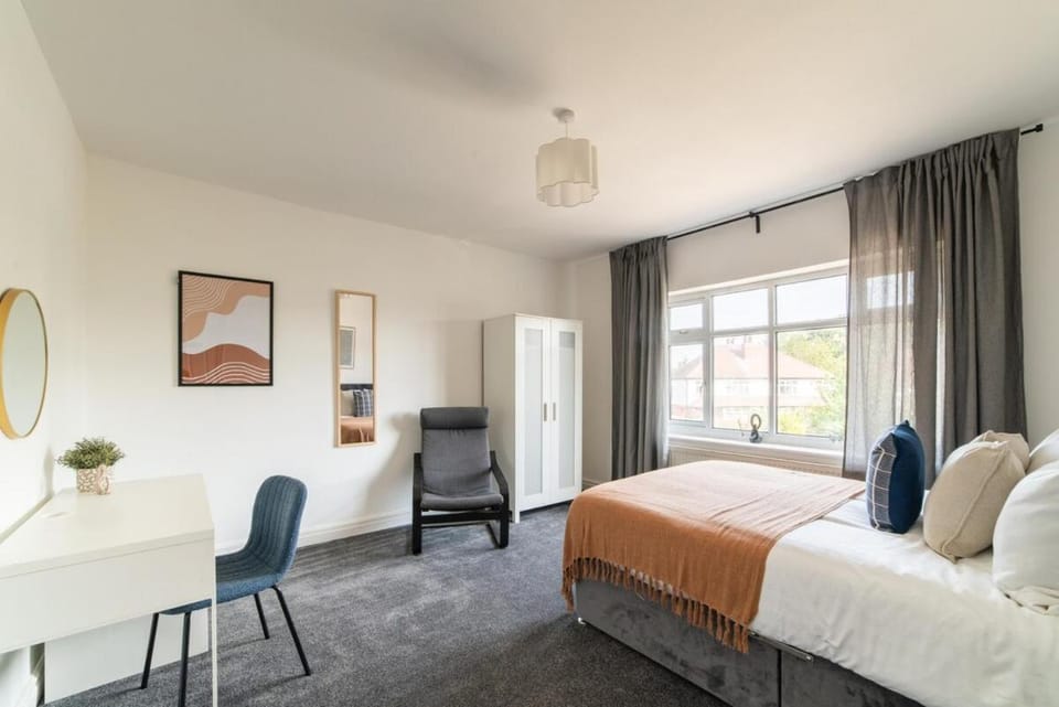 Bed, Photo of the whole room, Seating area, Bedroom