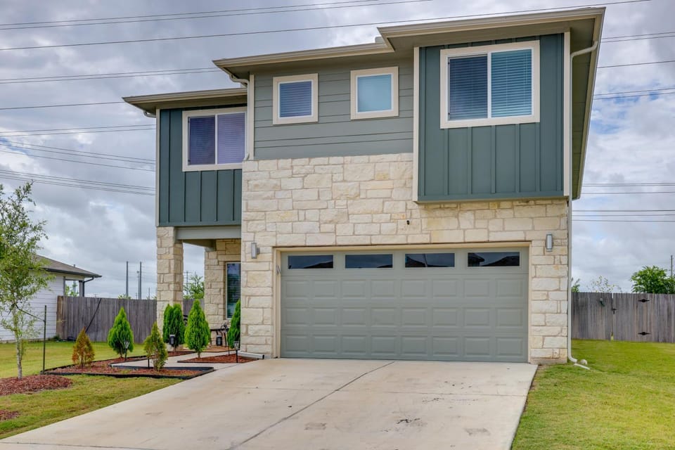 Fenced Yard! Family Getaway, Near Texas Ski Ranch House in San Marcos