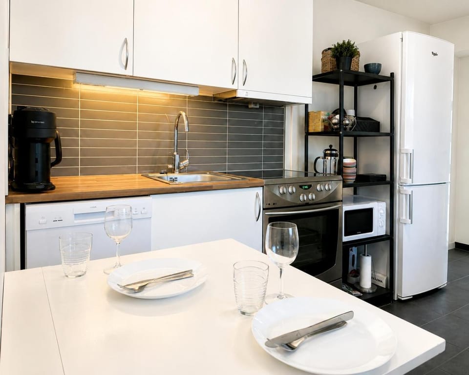 Coffee/tea facilities, microwave, oven, stove, kitchen, kitchen