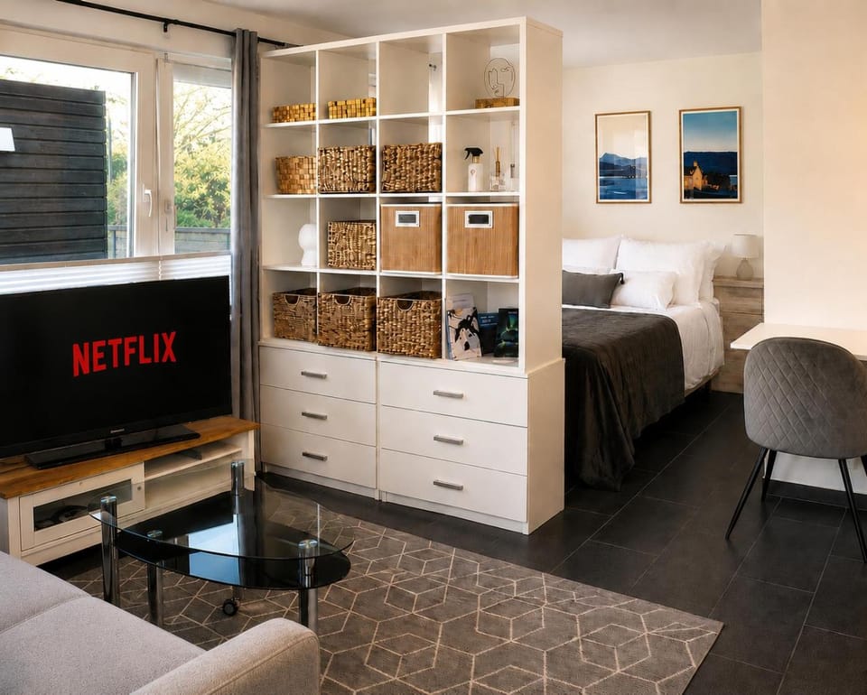 Bed, TV and multimedia, Living room, Seating area, Evening entertainment, Bedroom, wardrobe