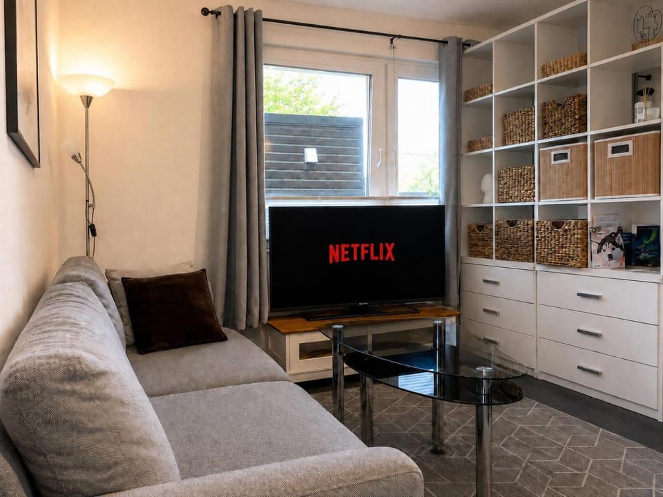 TV and multimedia, Living room, Seating area, Evening entertainment