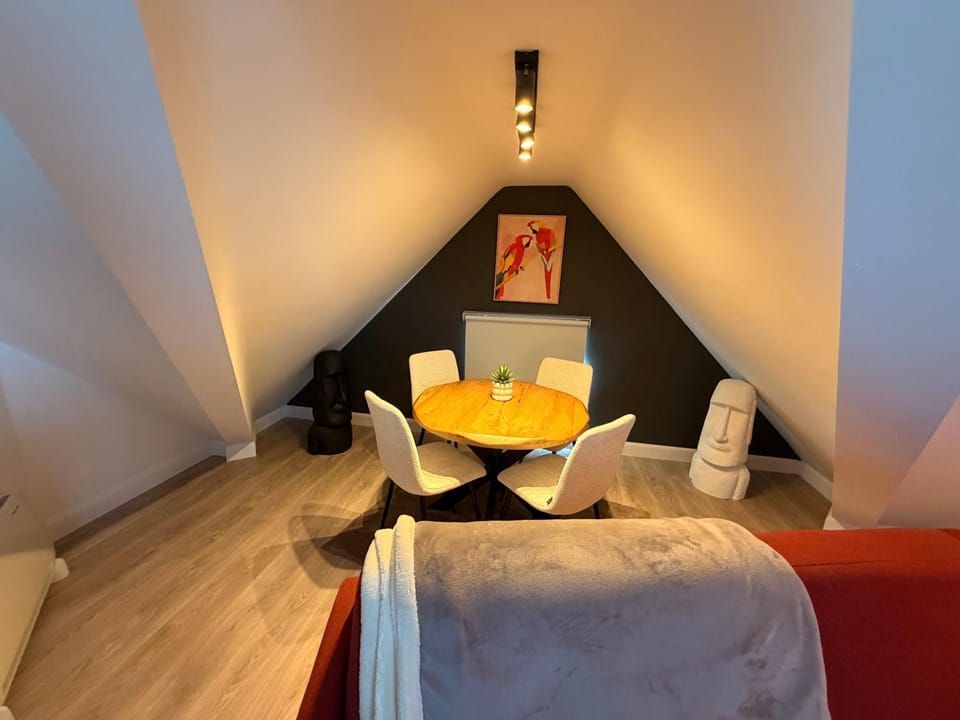 Food and drinks, Seating area, Food
