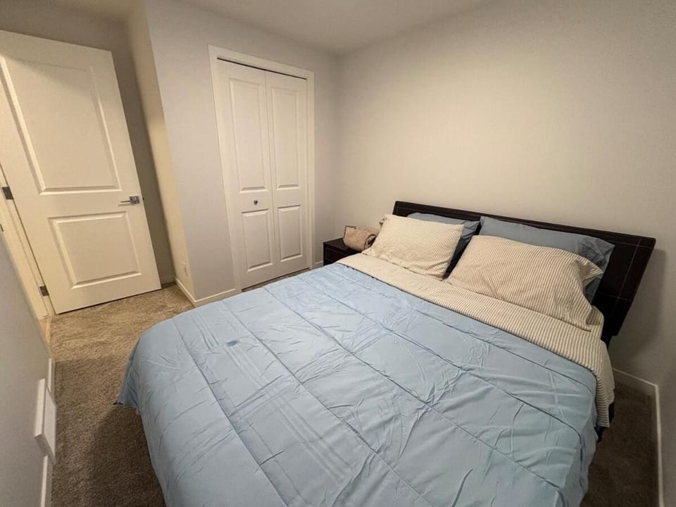 Cozy 2 bed Glacier Ridge Entire Basement Suite Apartment in Calgary