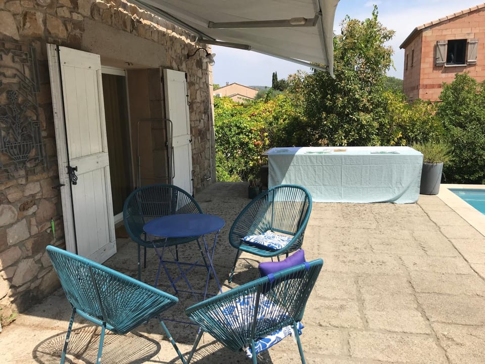 MAISON LUMINEUSE AVEC PISCINE, TROIS CHAMBRES, Sud ARDECHE House in Les Vans