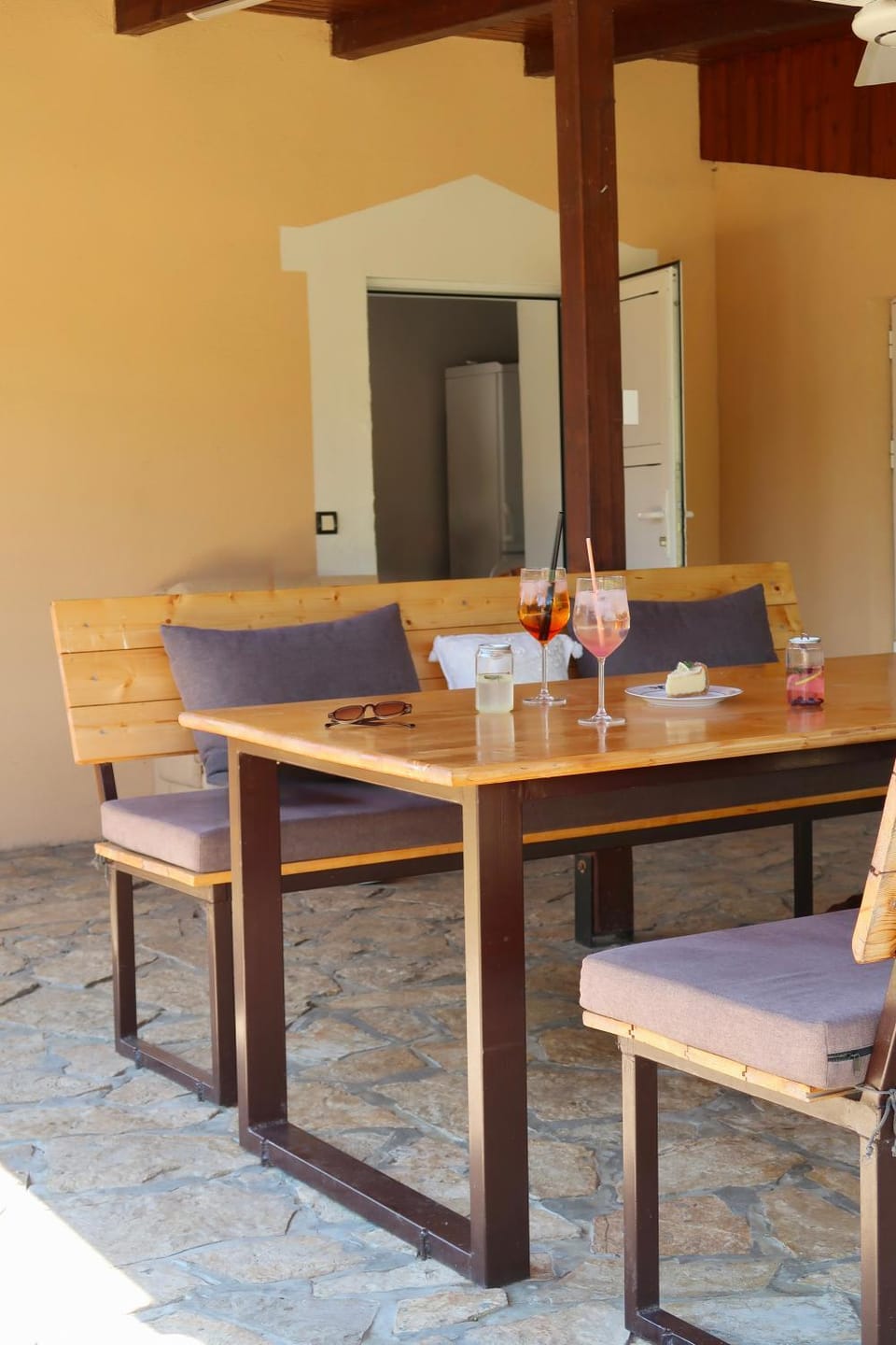 Patio, Day, Food and drinks, Seating area, Dining area, Drinks