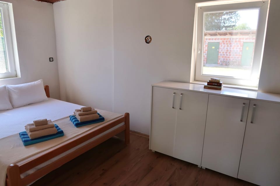 Photo of the whole room, Bedroom, wardrobe