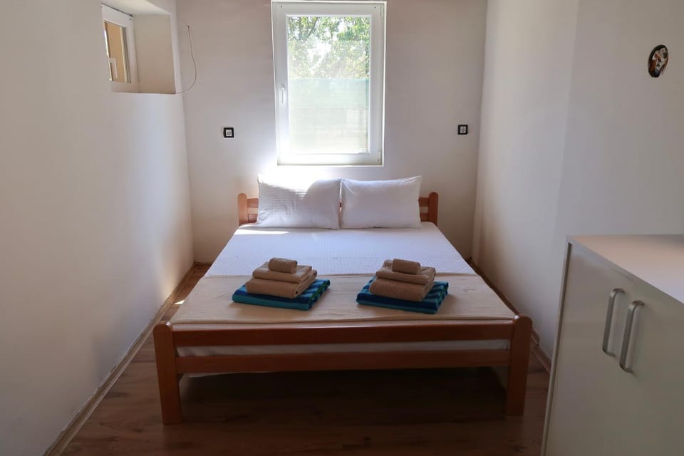 Bed, Bedroom, towels