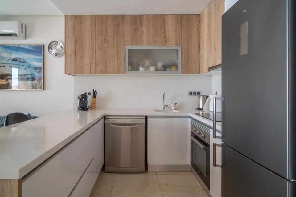 Coffee/tea facilities, dishwasher, oven, stove, toaster