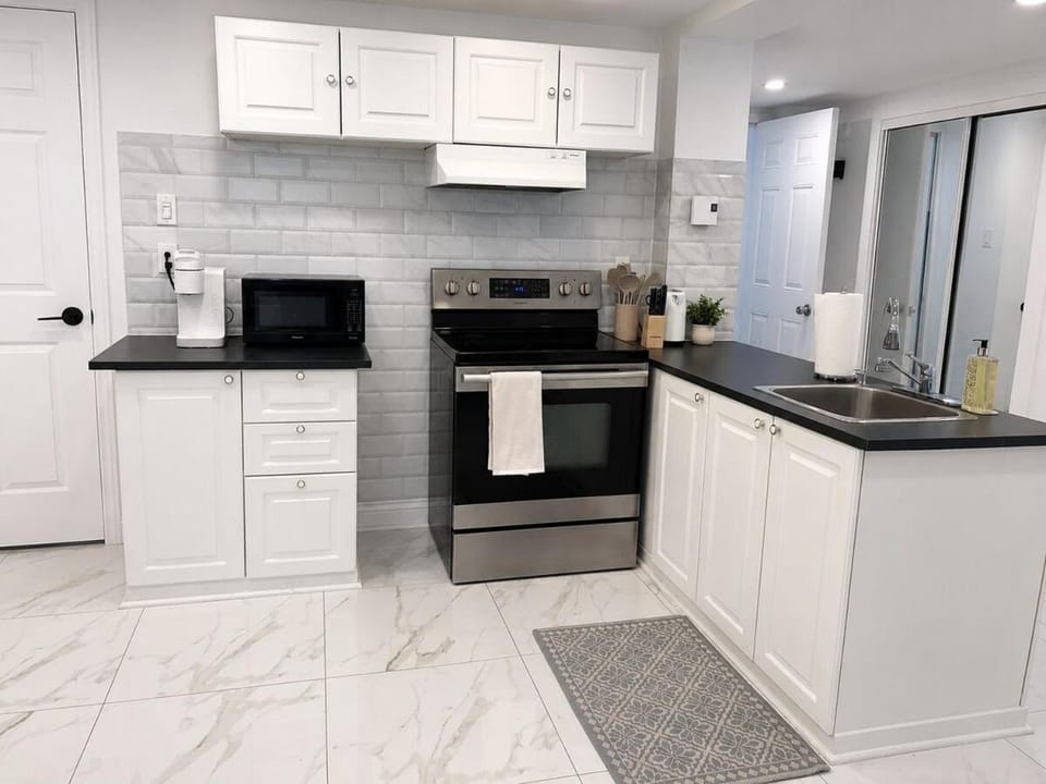 Coffee/tea facilities, Kitchen or kitchenette, oven, stove