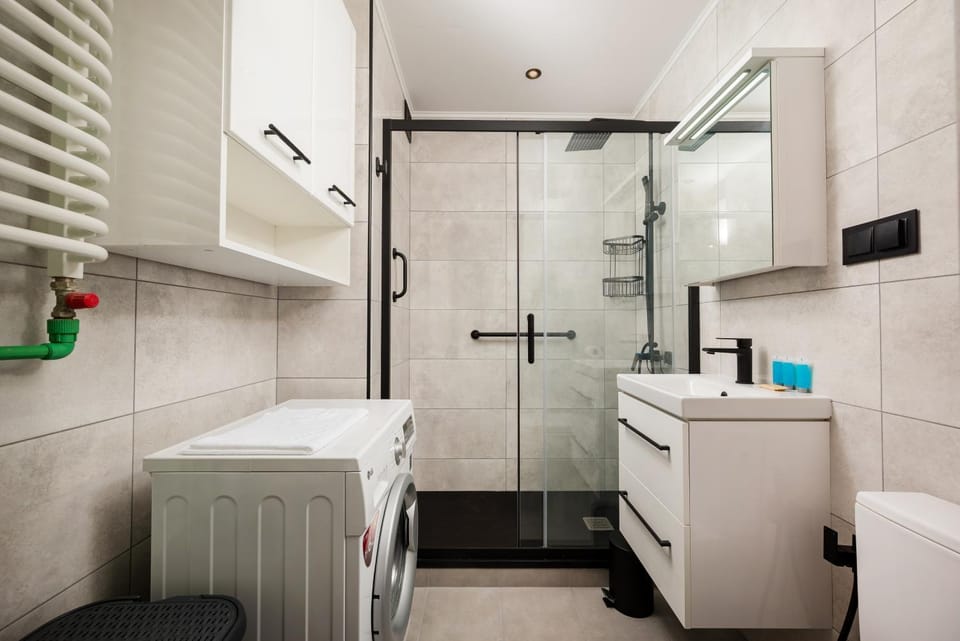 Shower, Toilet, Bathroom, towels