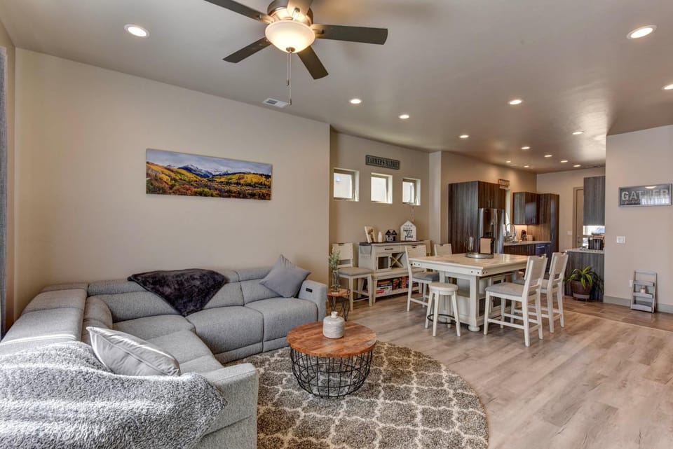 8 Min to Dtwn Salida | 3 Bed, 3 Bath | 2 King Beds House in Poncha Springs