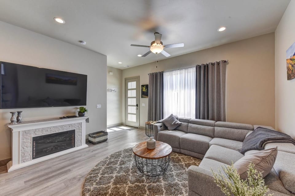 8 Min to Dtwn Salida | 3 Bed, 3 Bath | 2 King Beds House in Poncha Springs