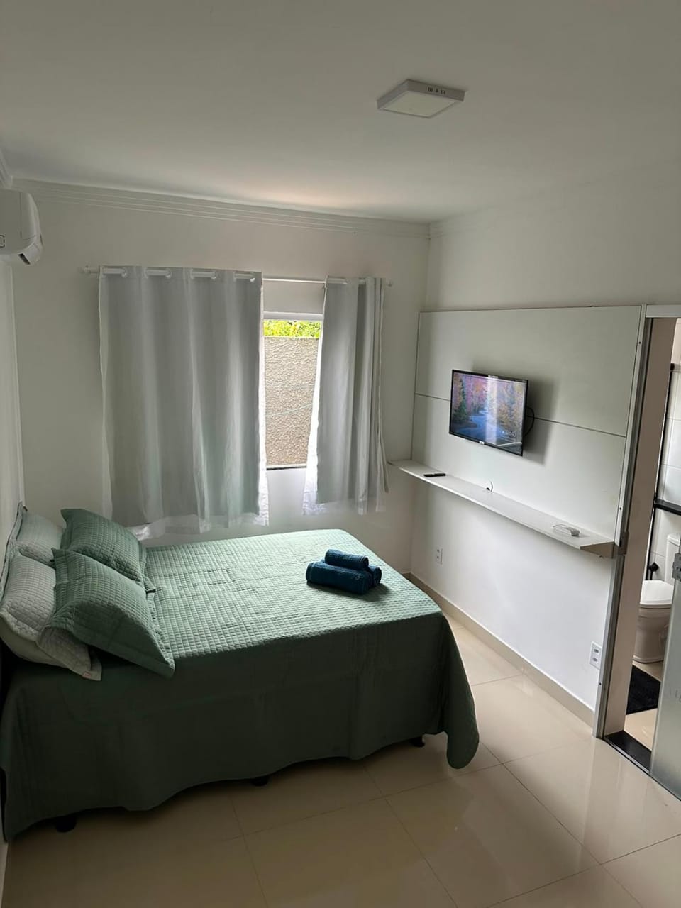 Bed, Bathroom, TV and multimedia, towels, air conditioner