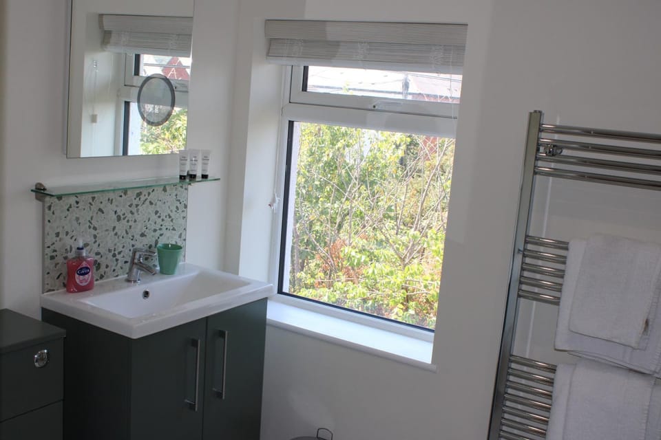 Exeter, Modern 3 double bedrooms, 3 bathrooms, with free parking Apartment in Exeter