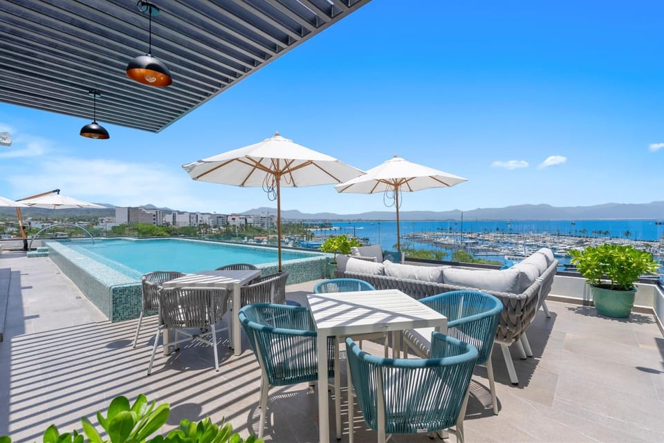 2BR condo in La Cruz with pool, balcony, AC, WiFi & kitchen. Apartment in La Cruz de Huanacaxtle