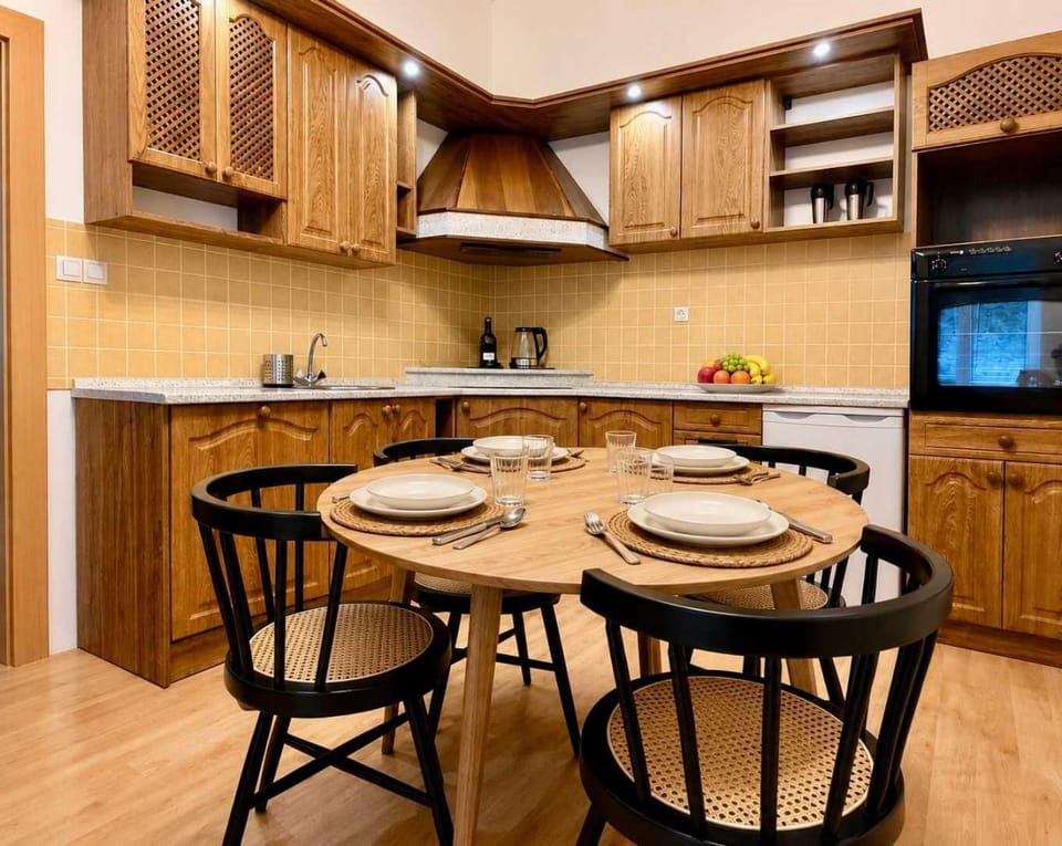Kitchen or kitchenette, dishwasher, stove