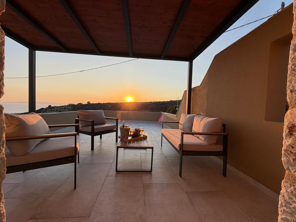 Patio, Natural landscape, View (from property/room), Balcony/Terrace, Seating area, Dining area, Sea view, Sunset