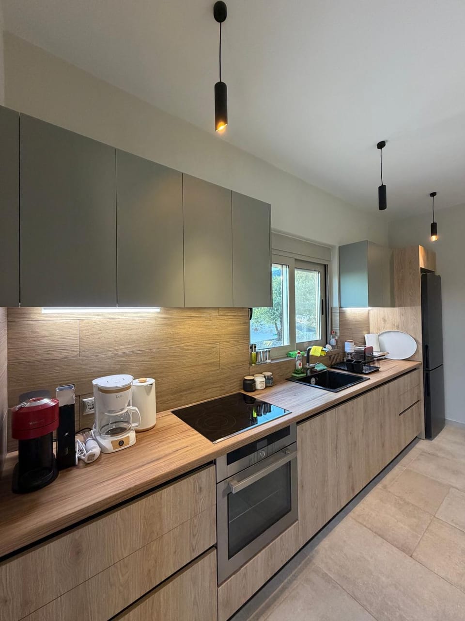 Coffee/tea facilities, Kitchen or kitchenette, dishwasher, stove, toaster