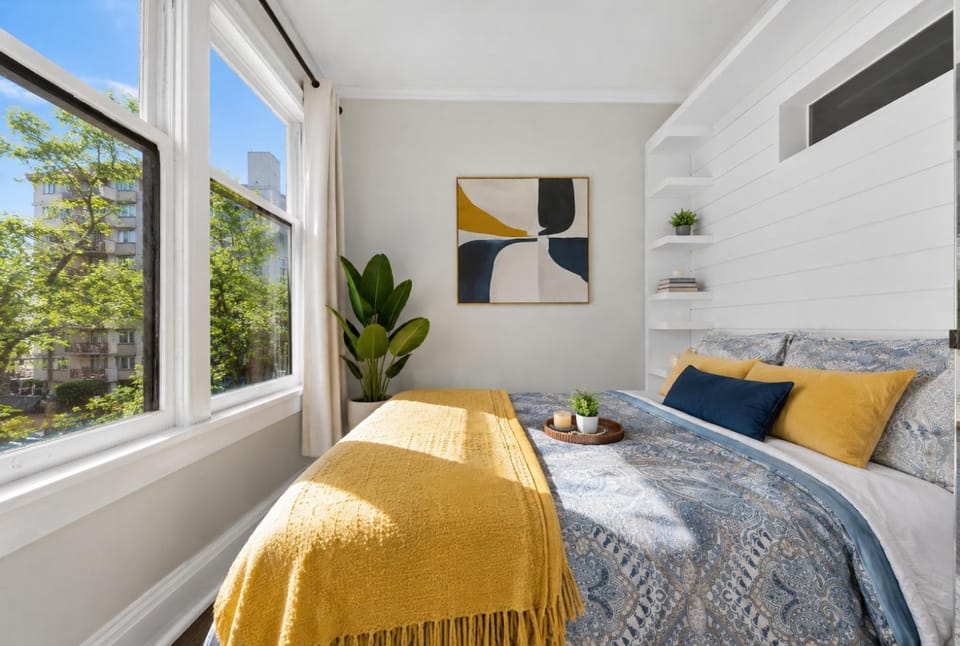 Bed, Living room, Photo of the whole room, Seating area, Bedroom