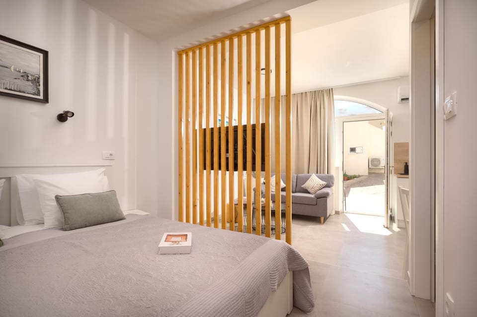 Bed, Living room, Photo of the whole room, Seating area, Bedroom