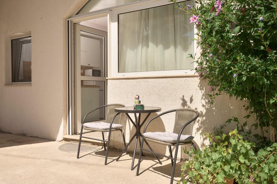 Patio, Day, Balcony/Terrace, Seating area