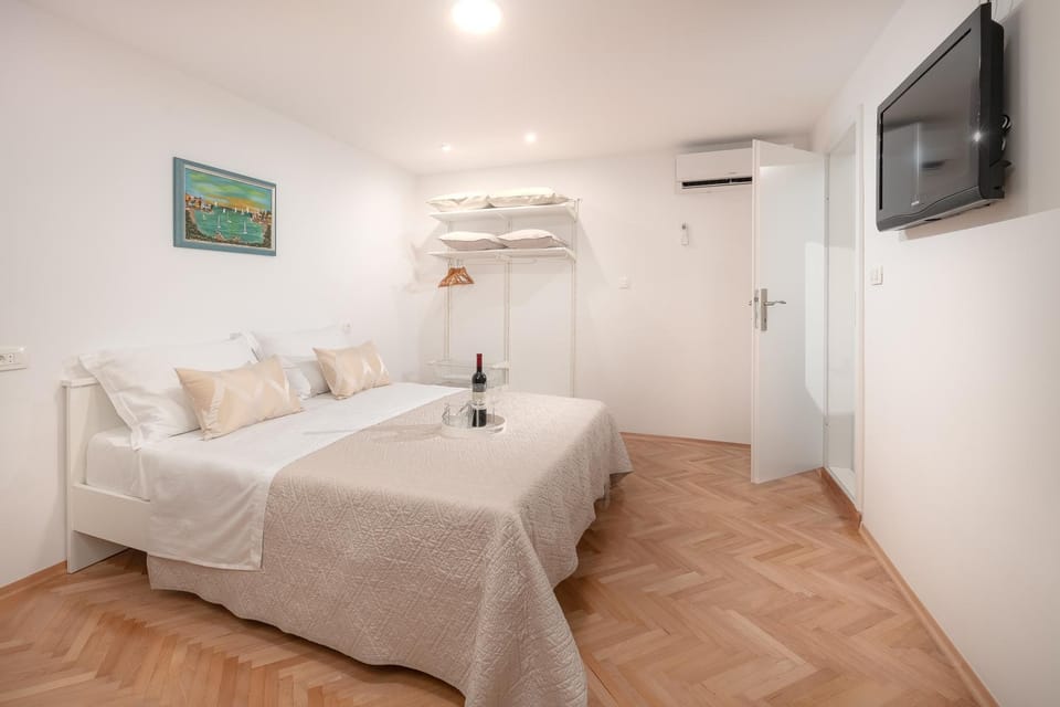 TV and multimedia, Photo of the whole room, Bedroom