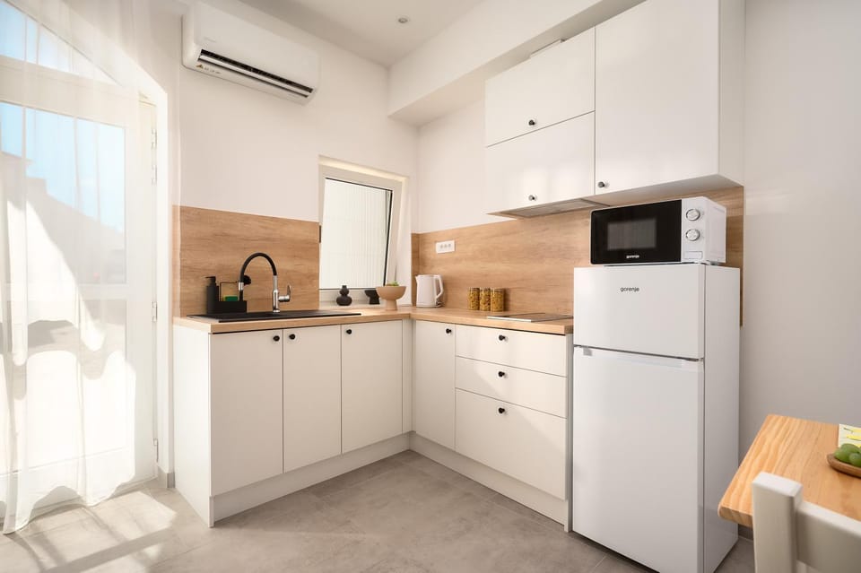 Coffee/tea facilities, Kitchen or kitchenette, microwave, stove, kitchen