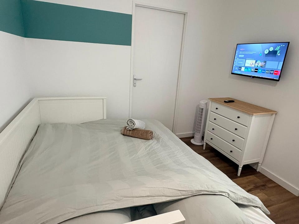 Bed, TV and multimedia, Photo of the whole room, Bedroom, towels