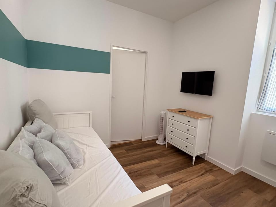 Communal lounge/ TV room, Bed, TV and multimedia, Photo of the whole room, Bedroom, wardrobe