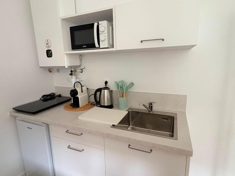 Coffee/tea facilities, Kitchen or kitchenette, stove