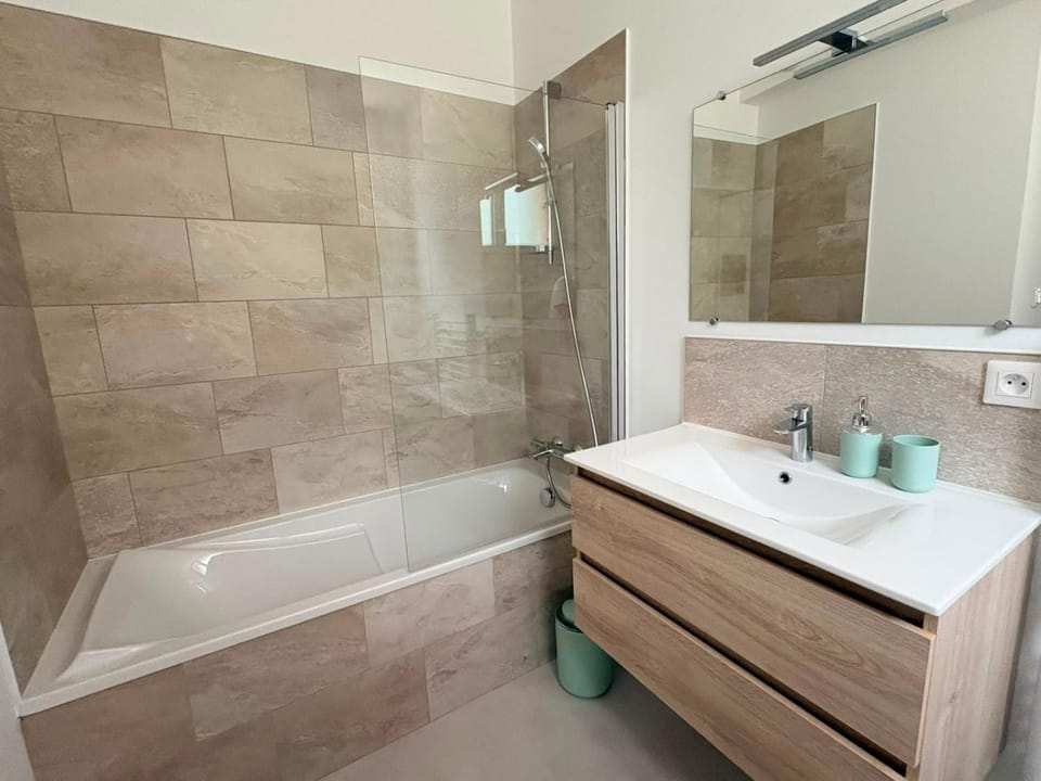 Bathroom, Bath, towels