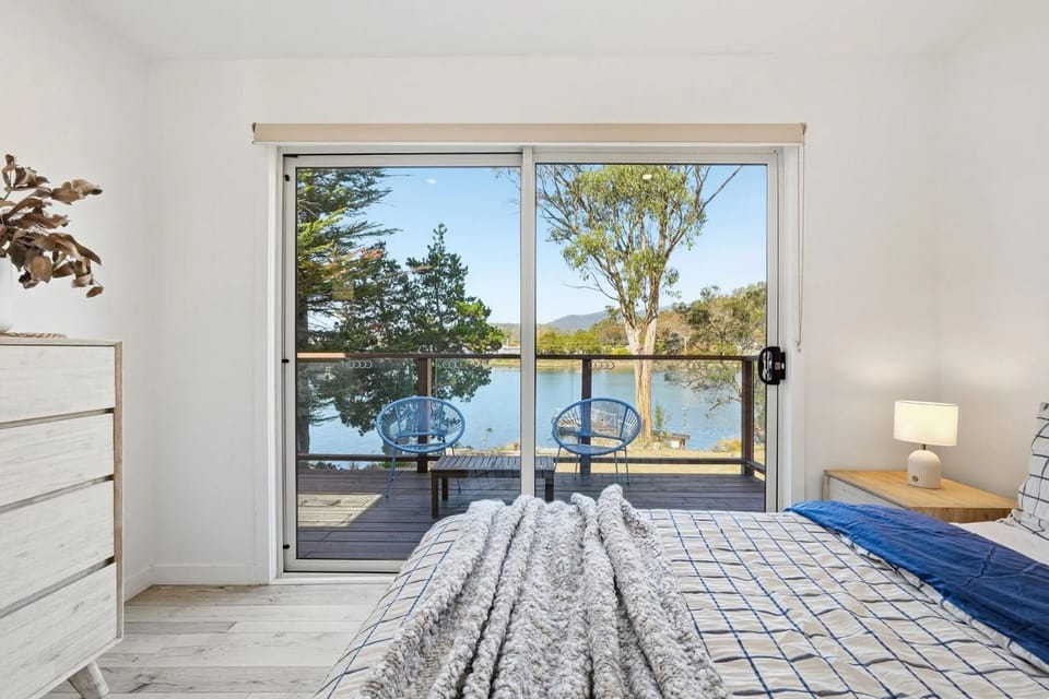 Bed, Natural landscape, View (from property/room), Bedroom, River view