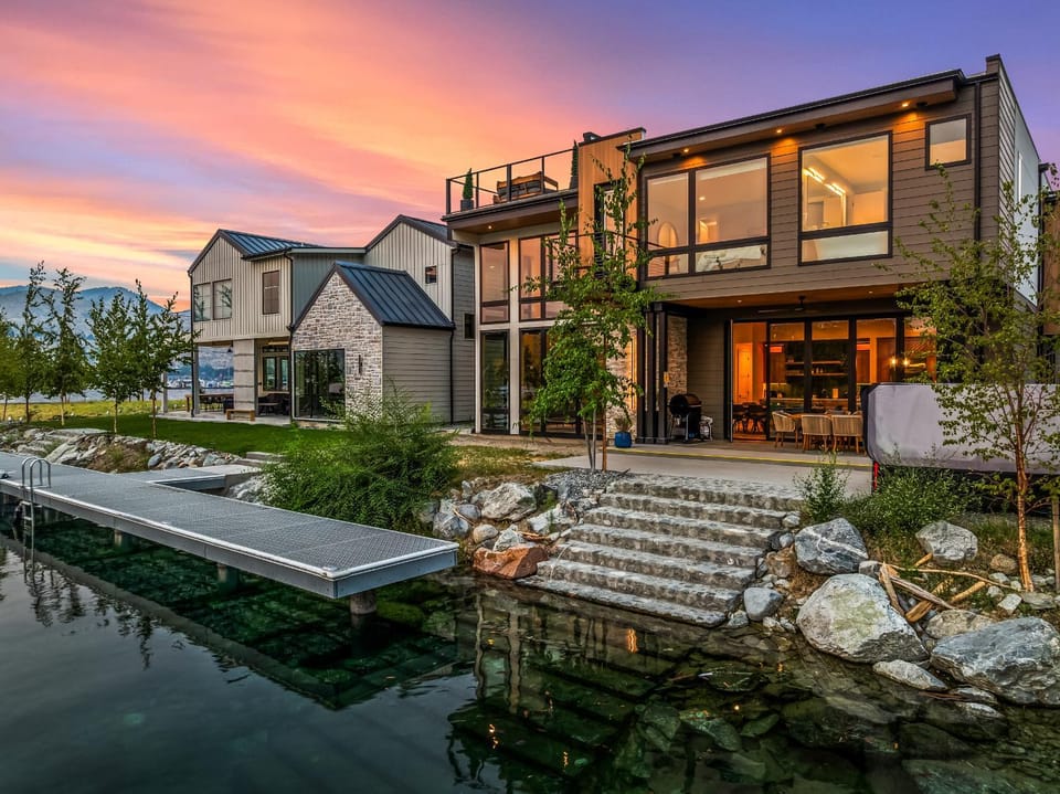 Lakefront- Luxury-Rooftop Deck -Dock-Spa Amenities House in Chelan (In Town)