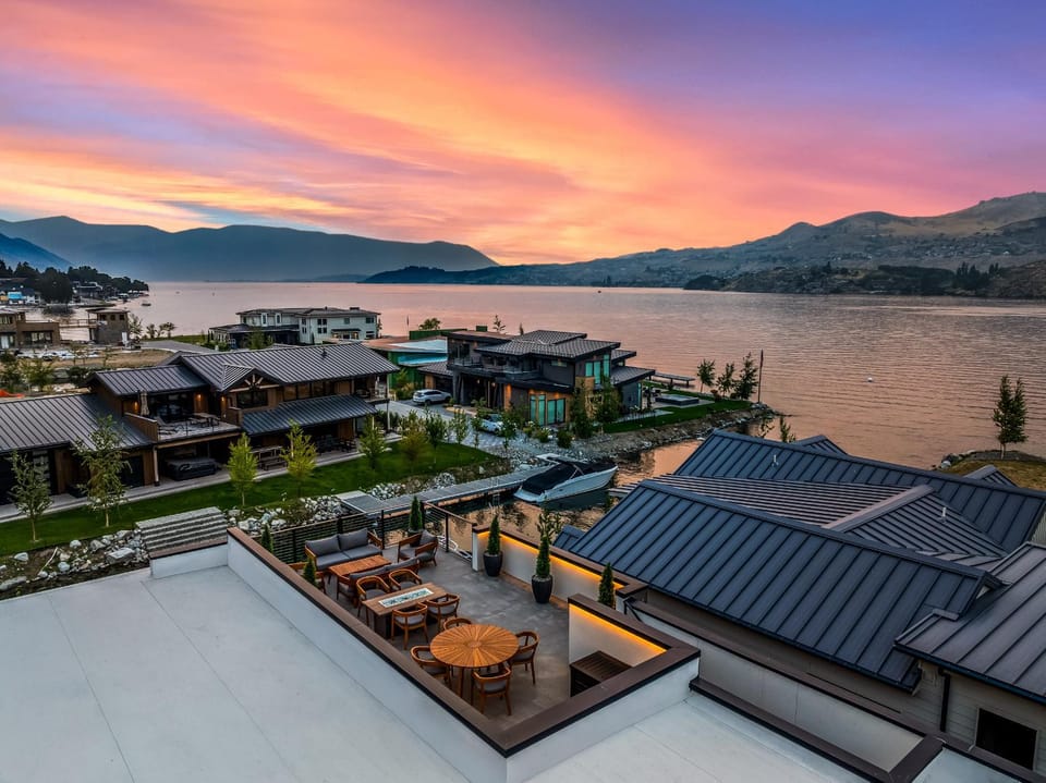 Lakefront- Luxury-Rooftop Deck -Dock-Spa Amenities House in Chelan (In Town)