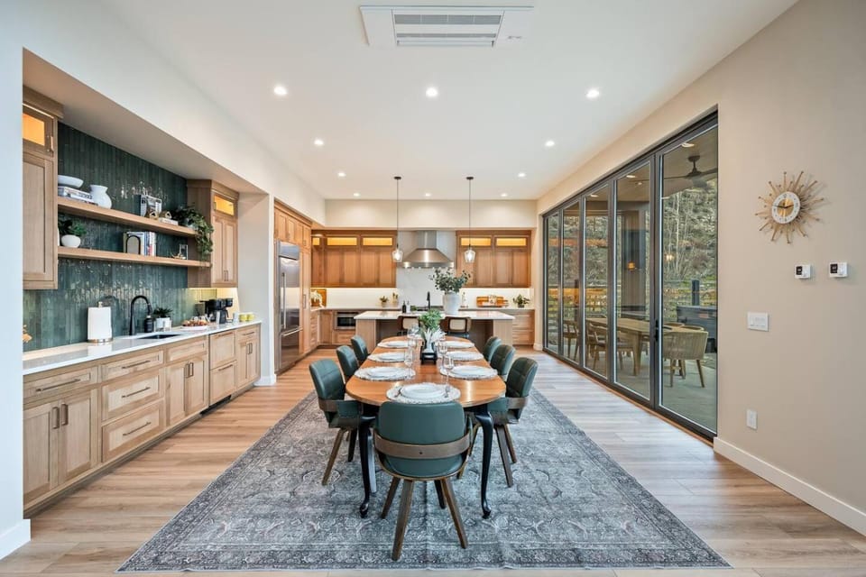 Lakefront- Luxury-Rooftop Deck -Dock-Spa Amenities House in Chelan (In Town)