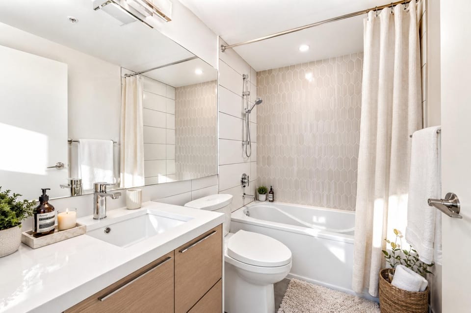 Shower, Toilet, Bathroom, Bath, bidet, towels