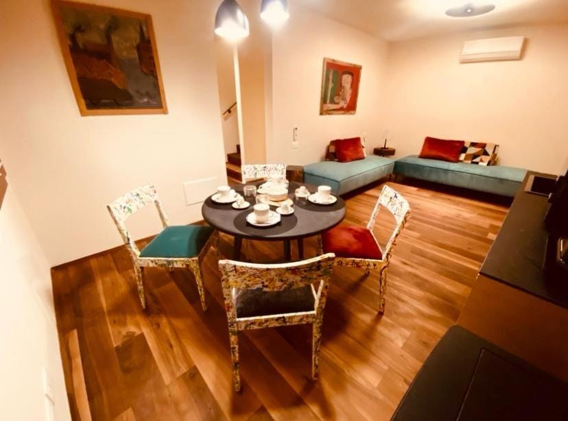 Bed, Living room, Photo of the whole room, Seating area, Dining area, Bedroom