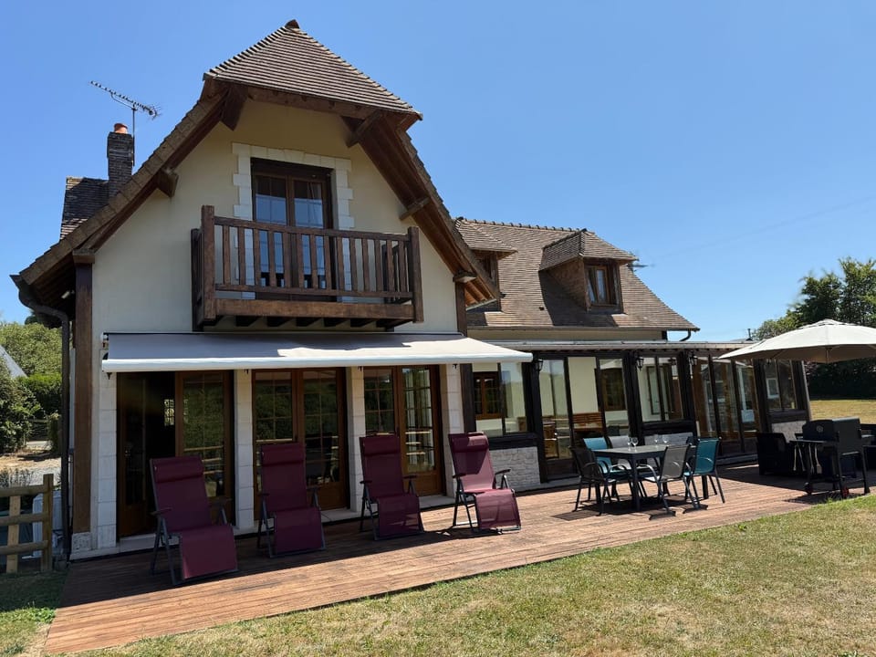 Property building, Patio, BBQ facilities, Balcony/Terrace, sunbed