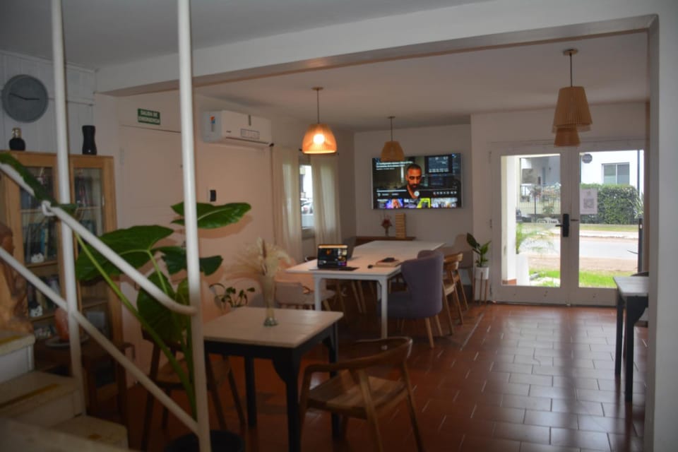 Communal lounge/ TV room, TV and multimedia, Living room, Seating area, Dining area, Evening entertainment, air conditioner