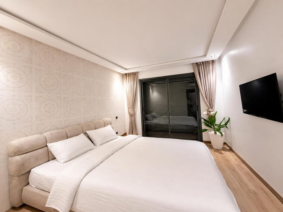 Bed, TV and multimedia, Photo of the whole room, Bedroom